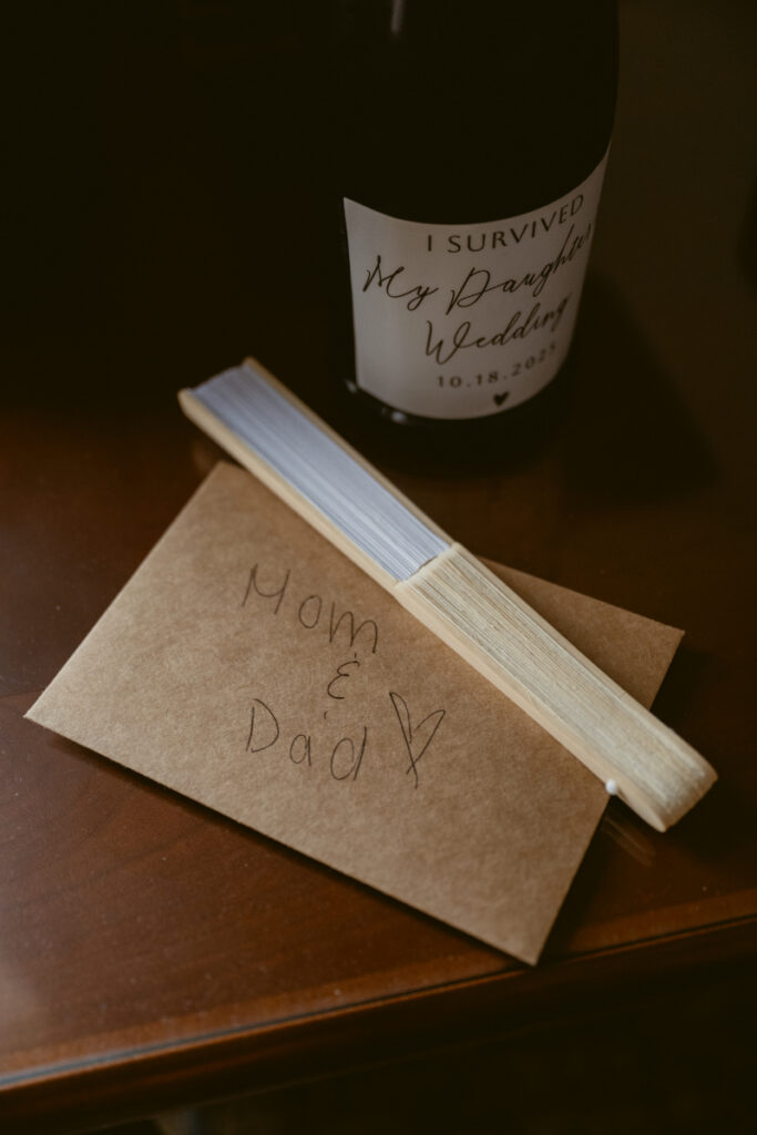 Handwritten note and gift for parents on a wedding day at a Hilton Netherland Plaza wedding.